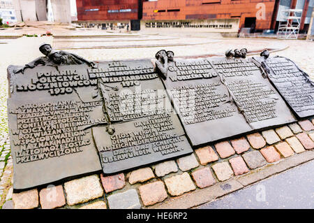 Le bronze au pied des Trois Croix memorial, aux 42 travailleurs tués en 1970 au chantier naval Lénine de Gdansk, pour protester contre la hausse des prix. Banque D'Images