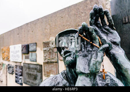 Le bronze au pied des Trois Croix memorial, aux 42 travailleurs tués en 1970 au chantier naval Lénine de Gdansk, pour protester contre la hausse des prix. Banque D'Images