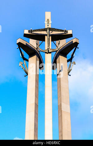 Mémorial trois croix à l'entrée du chantier naval Lénine, Gdansk, à la mémoire de travailleurs tués par les autorités pendant les manifestations de 1970. Banque D'Images