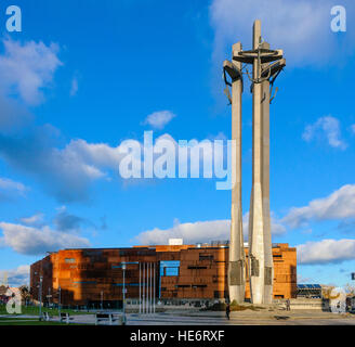 Mémorial trois croix à l'entrée du chantier naval Lénine, Gdansk, à la mémoire de travailleurs tués par les autorités pendant les manifestations de 1970. Banque D'Images