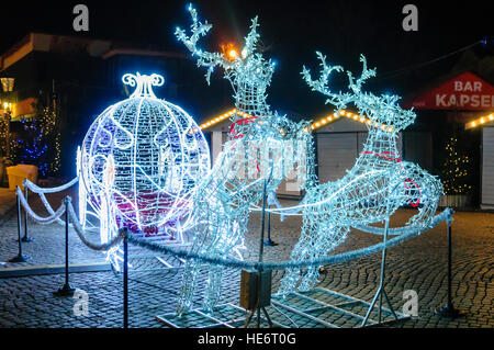 Transport et le renne faits de lumières de Noël au Marché de Noël, Gdansk, Pologne Banque D'Images