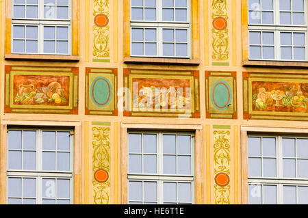 Bâtiment avec peintures murales très fleuri sur sa façade dans Dluga Dlugi Targ, Gdansk, Banque D'Images