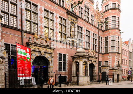 Grand Manège (Wielka Zbrojownia), Gdansk, avec une façade rose entièrement restauré avec guilded détail. Banque D'Images