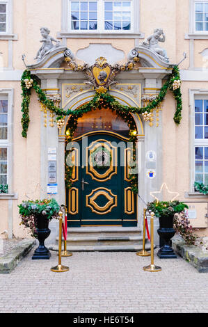 Et richement décoré de porte en bois peint avec des décorations de Noël à Gdansk, Pologne. Banque D'Images