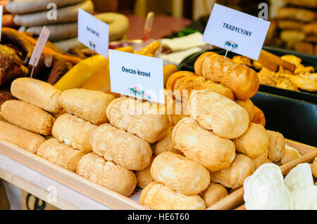 Pour la vente des fromages fumés polonaise at a market stall, y compris un Oscypek salé fromage de brebis qui est grillée. Banque D'Images