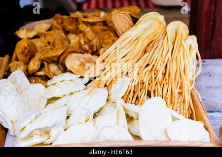 Pour la vente des fromages fumés polonaise at a market stall, y compris un Oscypek salé fromage de brebis qui est grillée. Banque D'Images