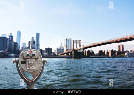 Télescope touristique contre Pont de Brooklyn et Manhattan Bridge, New York City, USA Banque D'Images