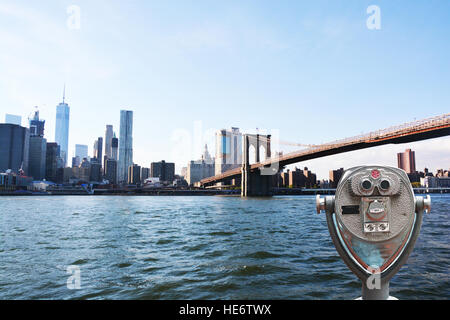 Télescope touristique contre Pont de Brooklyn et Manhattan Bridge, New York City, USA Banque D'Images