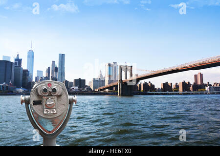 Télescope touristique contre Pont de Brooklyn et Manhattan Bridge, New York City, USA Banque D'Images
