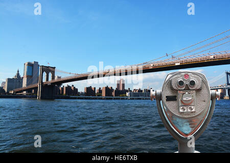 Télescope touristique contre Pont de Brooklyn et Manhattan Bridge, New York City, USA Banque D'Images