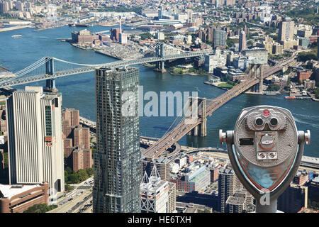 Télescope touristique contre Pont de Brooklyn et Manhattan Bridge, New York City, USA Banque D'Images