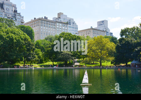 Journée d'été à Central Park, New York avec toy boat on lake Banque D'Images