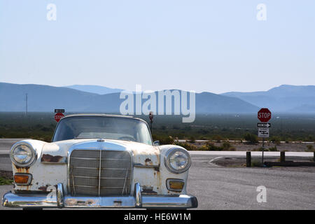 Vieille voiture rouillée sur la Route 66, Arizona USA Banque D'Images