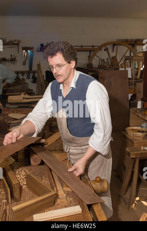 Artisan ébéniste interprète dans Williamsburg Colonial shop démonstration outils et techniques du 18e siècle. Banque D'Images