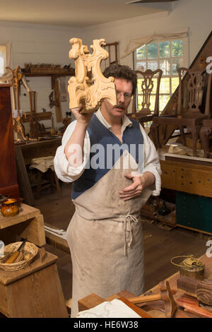 Artisan ébéniste interprète dans Williamsburg Colonial shop démonstration outils et techniques du 18e siècle. Banque D'Images