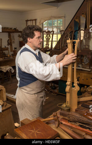 Artisan ébéniste interprète dans Williamsburg Colonial shop démonstration outils et techniques du 18e siècle. Banque D'Images