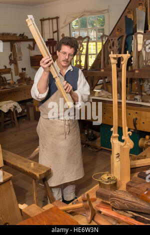 Artisan ébéniste interprète dans Williamsburg Colonial shop démonstration outils et techniques du 18e siècle. Banque D'Images