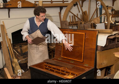 Artisan ébéniste interprète dans Williamsburg Colonial shop démonstration outils et techniques du 18e siècle. Banque D'Images