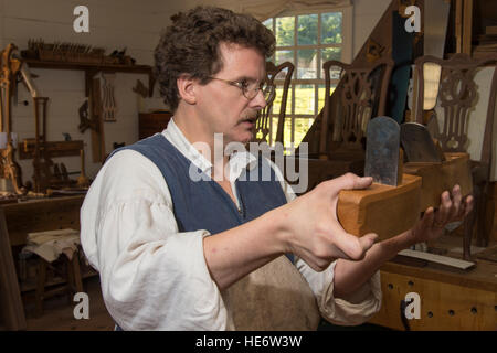 Artisan ébéniste interprète dans Williamsburg Colonial shop démonstration outils et techniques du 18e siècle. Banque D'Images