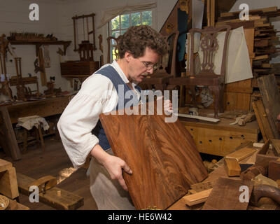 Artisan ébéniste interprète dans Williamsburg Colonial shop démonstration outils et techniques du 18e siècle. Banque D'Images