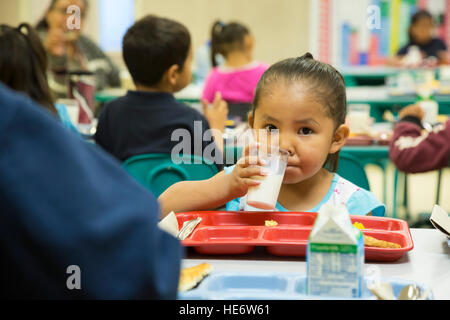 Thoreau, Nouveau Mexique - Les élèves prennent un petit déjeuner avant l'école à Saint Bonaventure Indian School, une école catholique sur la Nation Navajo. Banque D'Images