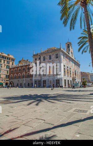 Gênes, Italie - juin 2, 2015 : personnes non identifiées par le Palazzo San Giorgio de Gênes, Italie. Palace a été construit en 1260 et façade Banque D'Images