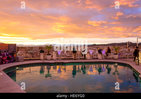 Terrasse sur le toit de l'établissement AC Hotel Malaga Palacio à Malaga, pendant le coucher du soleil, l'Andalousie, espagne. Banque D'Images