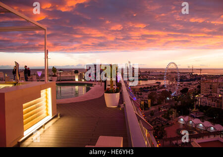 Terrasse sur le toit de l'établissement AC Hotel Malaga Palacio à Malaga, pendant le coucher du soleil, l'Andalousie, espagne. Banque D'Images