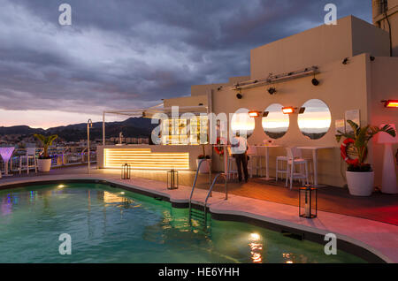 Terrasse sur le toit de l'établissement AC Hotel Malaga Palacio à Malaga, pendant le coucher du soleil, l'Andalousie, espagne. Banque D'Images