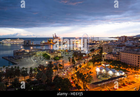 Vue de nuit sur la Plaza Marina avec grande roue, port de Malaga, coucher de soleil, l'Andalousie, en Espagne. Banque D'Images