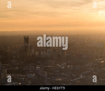Le soleil se couche sur le sud de Londres sur une soirée d'hiver Banque D'Images