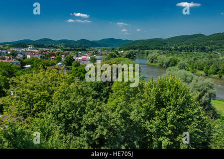 La vallée de la rivière San, vue de Kings Castle, Musée historique de Sanok, Malopolska, Pologne Banque D'Images