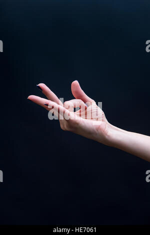 Femme Yoga mudra part isolé sur fond noir Banque D'Images