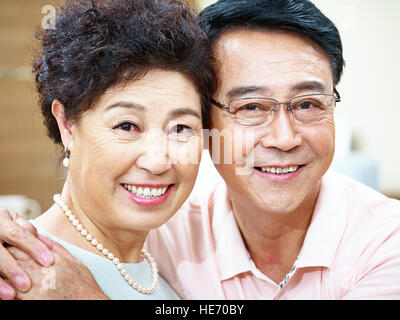 Portrait of a happy senior couple smiling at camera. Banque D'Images