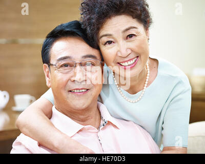 Portrait of a happy senior couple smiling at camera. Banque D'Images