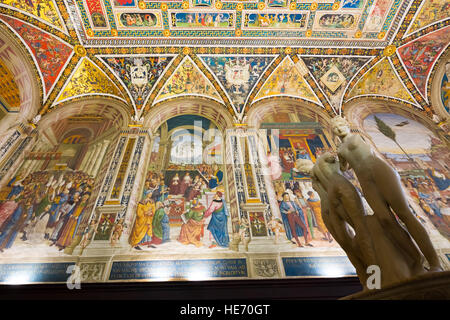 Peintures murales dans la bibliothèque Piccolomini à Duomo di Siena. La cathédrale de Sienne est une église médiévale à Sienne, en Italie. Banque D'Images