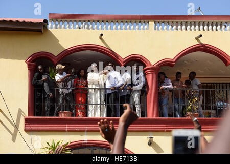 Le Président élu de la Gambie Adama Barrow est levée à la foule à Kololi après sa victoire dans les sondages le 2 décembre 2016. Banque D'Images