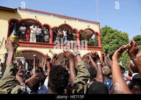 Le Président élu de la Gambie Adama Barrow est levée à la foule à Kololi après sa victoire dans les sondages le 2 décembre 2016. Banque D'Images