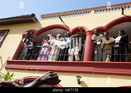 Le Président élu de la Gambie Adama Barrow est levée à la foule à Kololi après sa victoire dans les sondages le 2 décembre 2016. Banque D'Images