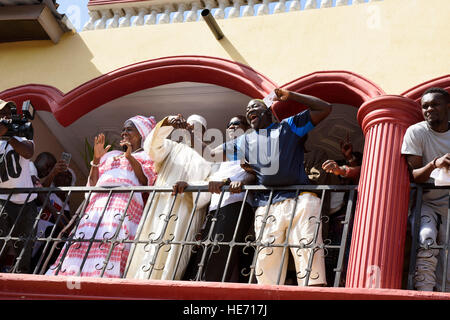 Le Président élu de la Gambie Adama Barrow est levée à la foule à Kololi après sa victoire dans les sondages le 2 décembre 2016. Banque D'Images