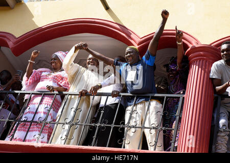 Le Président élu de la Gambie Adama Barrow est levée à la foule à Kololi après sa victoire dans les sondages le 2 décembre 2016. Banque D'Images