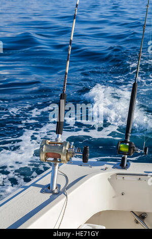 Pêche au gros en Canaries, Espagne. Les moulinets de pêche et des bielles sur le bateau Banque D'Images