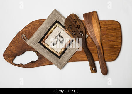 Matériel de cuisine - table de coupe en bois,et outils , manique en patchwork. Banque D'Images