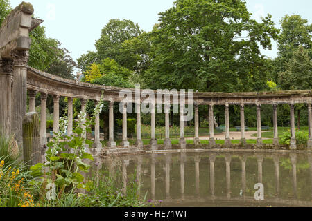 Image de colonnes dans le parc Monceau à Paris, France. Banque D'Images