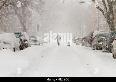 Blizzard à Chicago avec snow rempli street et seule personne marcher leur chien pendant une tempête de neige Banque D'Images