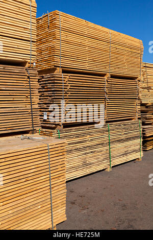 Pile de planches de bois en scierie Banque D'Images