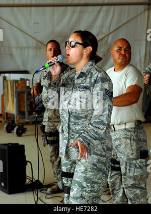 Le s.. Rachel Trimble, Tech. Le Sgt. Richard Vasquez et capitaine principal Sgt. Keith Erb, membres de l'US Air Forces Central Command Bande 'Full Spectrum", effectuer une promenade concert pour aviateurs américains et britanniques à l'aérodrome de Kandahar, Afghanistan, août 42013. Le groupe a joué quelques concerts pour plusieurs unités ici avant de le mettre sur un spectacle au Boardwalk de Kandahar. Spectre complet est déployé à partir de Joint Base Langley-Eustis, Va. aviateur Senior Jack Sanders) Banque D'Images