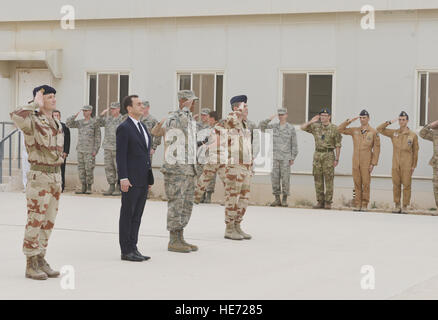 Les visiteurs saluent lors de la cérémonie du Bastille Day à la base aérienne Al Udeid, Qatar, commémorant la fête nationale française et les événements historiques de 1789. Banque D'Images