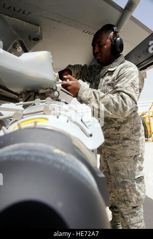 Navigant de première classe Makedric Gamble, un chargeur d'armes affecté à la 451e Escadron de maintenance des aéronefs de la Force expéditionnaire du Canada à l'aérodrome de Kandahar, en Afghanistan, s'occupe de l'entretien d'un F-16 Fighting Falcon bombe transport 28 mai 2012. Le personnel est déployé à partir de la base de la Garde nationale mixte Guess, L.C., à l'appui de l'opération Enduring Freedom. Swamp Fox F-16s, des pilotes et du personnel de soutien ont commencé leur déploiement d'une force expéditionnaire de la début avril à prendre en charge des missions de vol de l'ordre de mission aérienne et de fournir un appui aérien rapproché aux troupes sur le terrain en Afghanistan. Banque D'Images