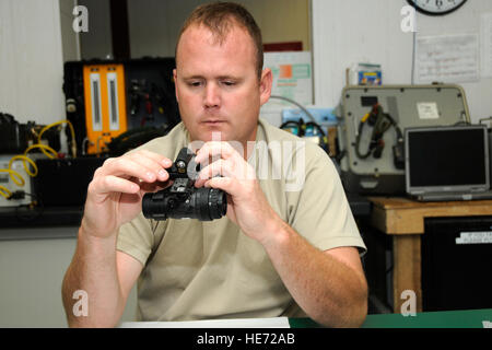 Tech. Le Sgt. Todd Bearden, un équipage de technicien d'équipement de vol avec le 157e Escadron de chasse de l'expéditionnaire, inspecte et nettoie des lunettes de vision de nuit portée par les pilotes de F-16 de l'escadron le 20 juin 2012. Bearden, avec son unité, est actuellement déployé à partir de la 169e Escadre de chasse à la base de la Garde nationale mixte Guess, L.C., à l'aérodrome de Kandahar, dans le cadre de l'opération Enduring Freedom. Banque D'Images